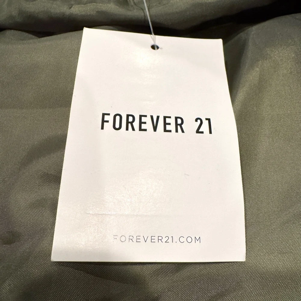 Forever 21 Shiny Green Puffer Vest Waterproof Pockets Kids Girl’s Size 14 NWT - Picture 7 of 9